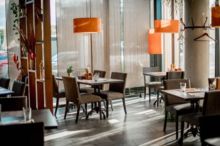 Restaurateur qui calcule son budget d'ouverture