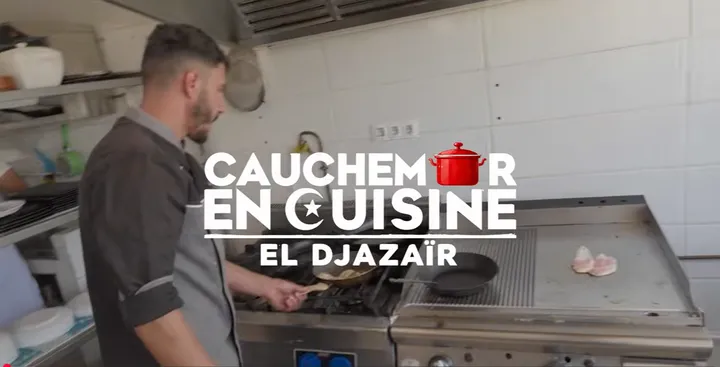 Un chef cuisinier derrière un piano de cuisine professionnel, avec le logo de l'émission « Cauchemar en cuisine El Djazaïr » incrusté à l'écran.